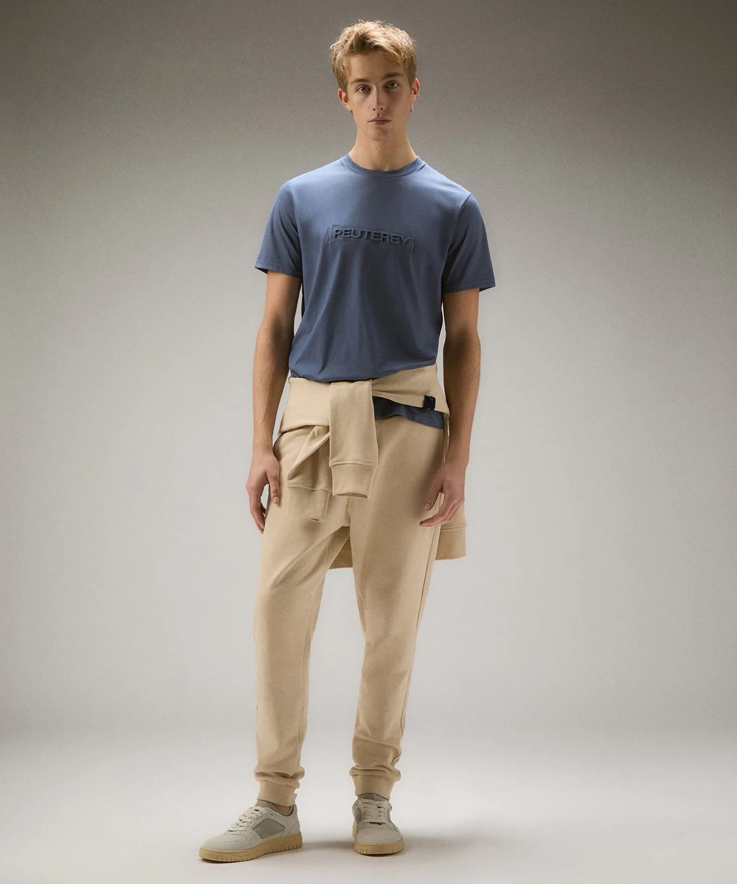 T-shirt con scritta in rilievo