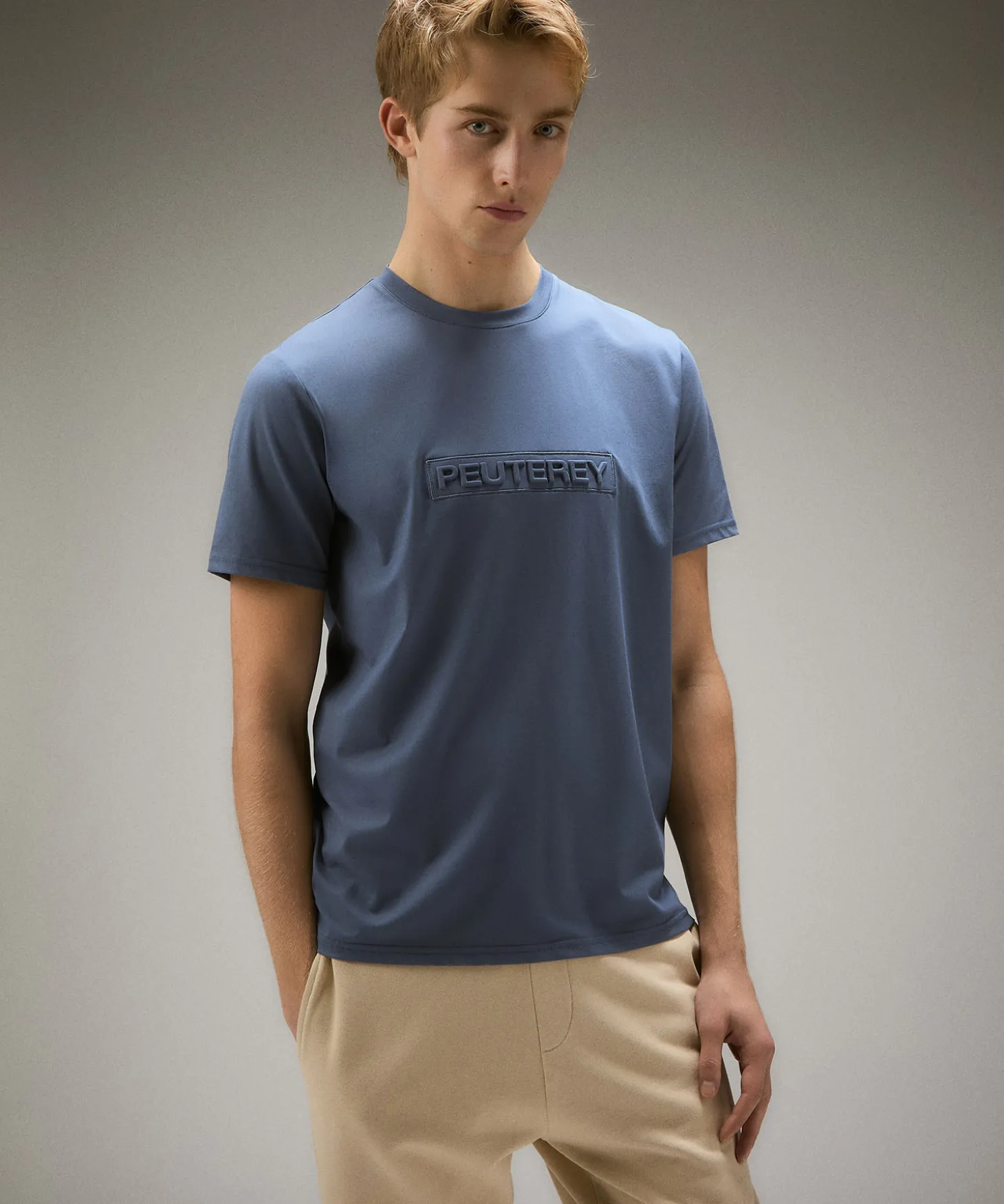 T-shirt con scritta in rilievo